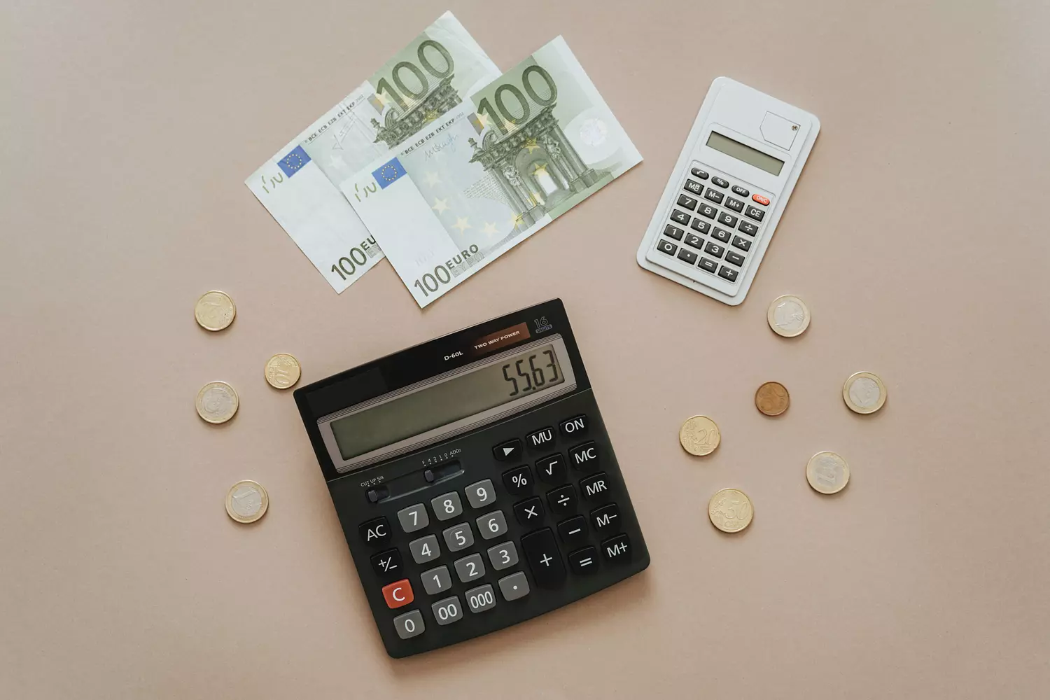 dubbel belasting - eurobiljetten en rekenmachine