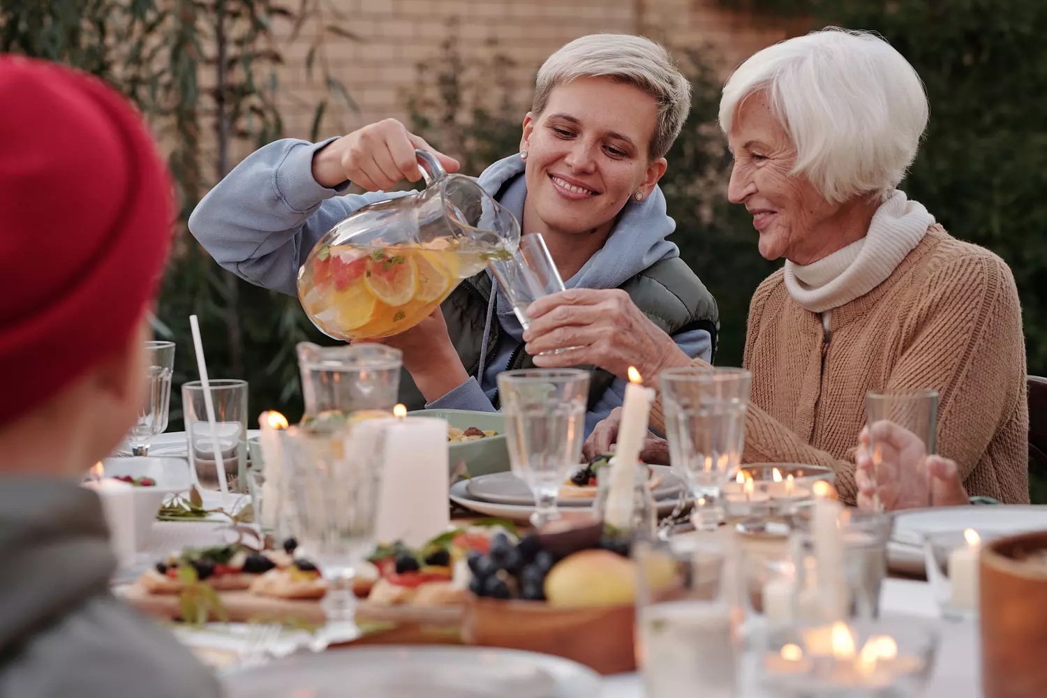 low budget - oudere en jongere vrouw tafel drinken