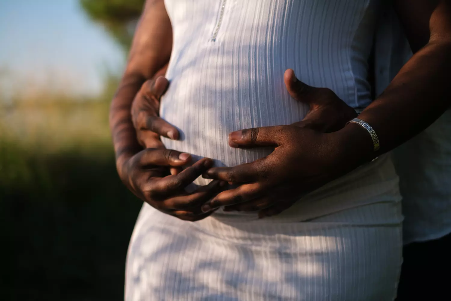 zwangerschap - zwangere vrouw houdt buik vast