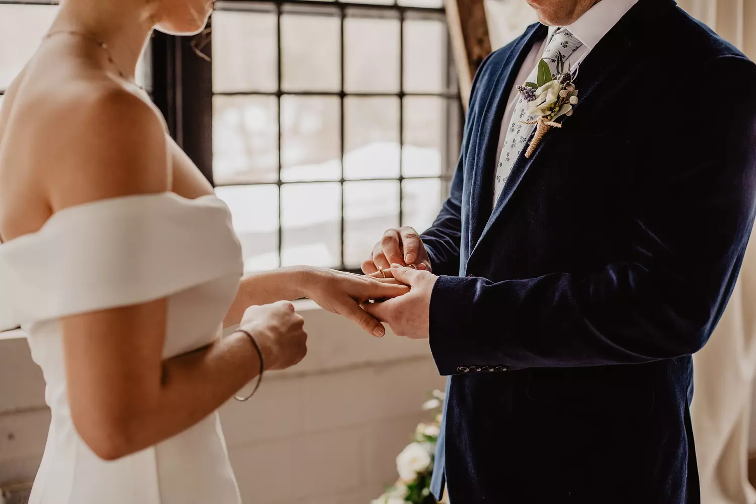 huwelijkskosten - vrouw en man trouw outfit hand geven