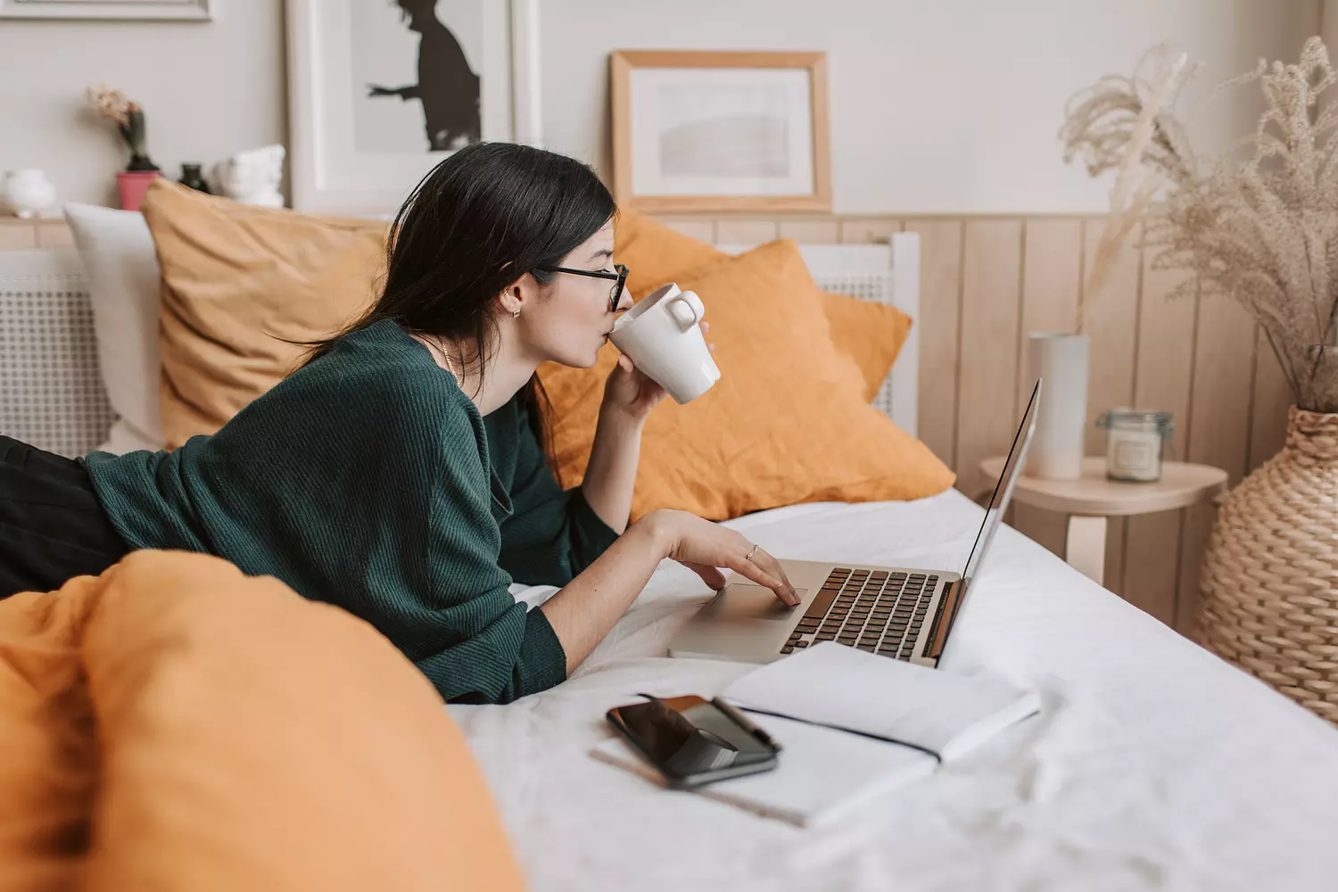 stap-budget - vrouw met koffie laptop 