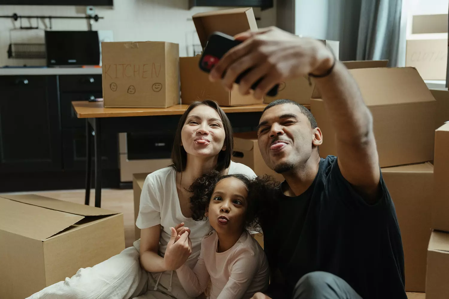 sparen - gezin maakt selfie tijdens verhuizing