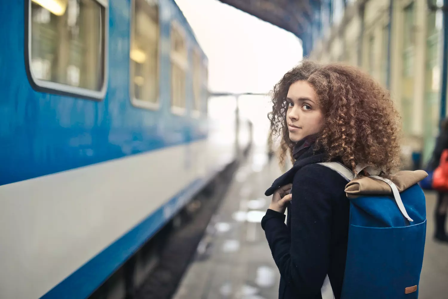 stage in het buitenland - meisje wacht op trein met rugzak