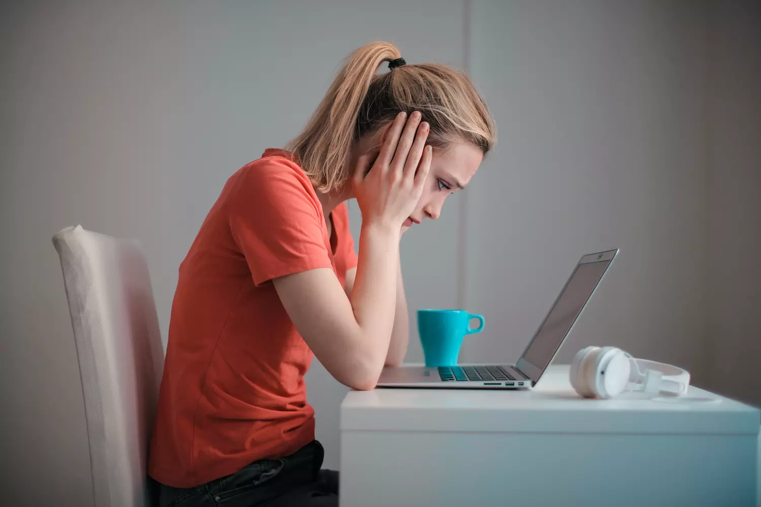 ww ziekte ontslag - vrouw gestresst voor laptop
