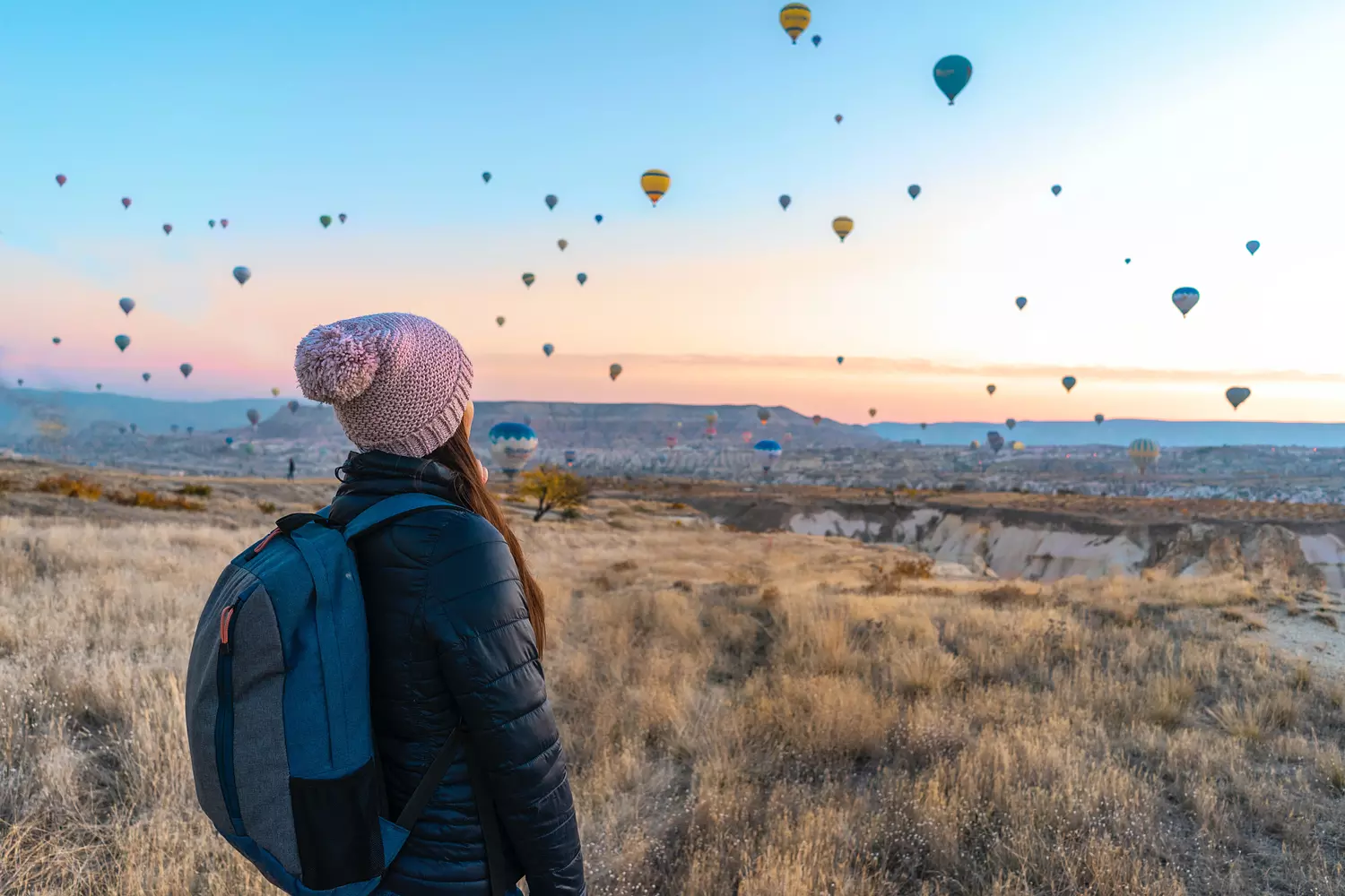 gratis op reis - vrouw kijkt naar luchtballonnen
