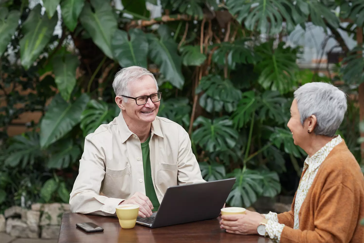 pensioen opbouwen - man en vrouw lachend kijkend naar laptop