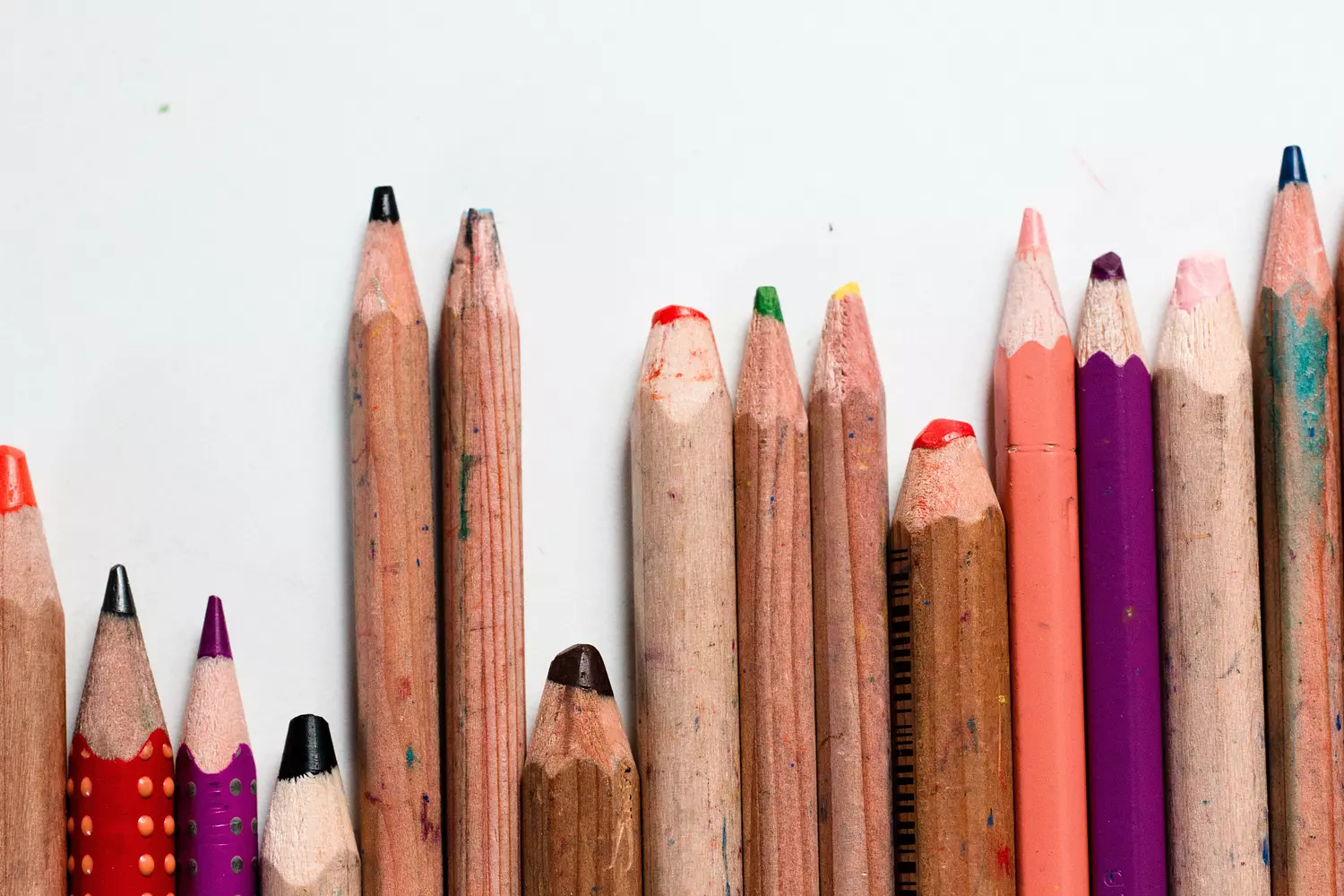 interview werken naast pensioen dieuwertje - diverse potloden met kleurtjes op een rij