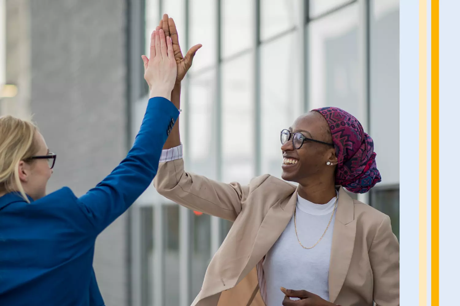 financieel in je kracht - twee vrouwen geven high five