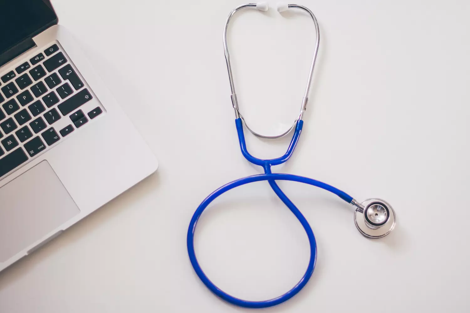 ziektewet - laptop en stethoscoop 