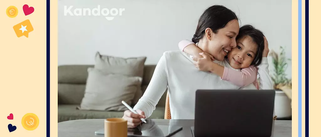 financieel in je kracht - kindje omhelst moeder achter laptop